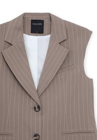 Blazer sans manches taupe à fines rayures blanches, col cranté, deux boutons et poches passepoilées, taille small indiqué par Calliope.