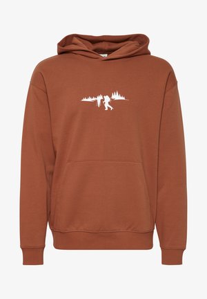 Barna kapucnis pulóver pamut keverékből, elülső kenguruzsebbel, húzózsinórral ellátott kapucnival, valamint fehér grafikai ábrázolással, amely túrázókat és fákat ábrázol.