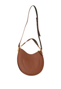 Borsa a tracolla in pelle marrone con forma curvata, dotata di una tracolla removibile, dettagli in metallo dorato e superficie testurizzata.