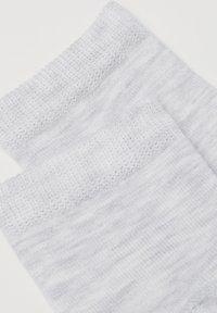 Grå bomuldssokker med et struktureret strikkemønster og ribbede manchetter, der har en subtil meleret effekt i hele stoffet.