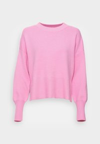 Różowy sweter z prążkowanym, okrągłym dekoltem, opuszczonymi ramionami i prążkowymi mankietami. Materiał wydaje się miękki i lekko teksturowany.