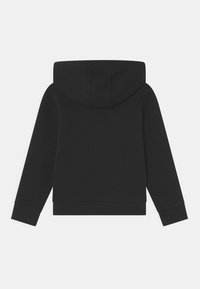 Felpa nera con cappuccio a coulisse, polsini e orlo a costine. Il tessuto appare morbido e presenta una texture liscia e uniforme.