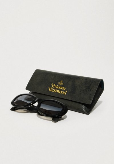 Gafas de sol negras de gran tamaño con lentes oscuros, acompañadas de un estuche negro texturizado que presenta el logo dorado "Vivienne Westwood".