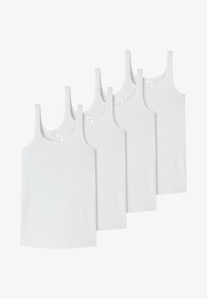 Cinque canotte di cotone bianche con spalline larghe, colli arrotondati e una superficie liscia. Ognuna ha un piccolo etichetta vicino al collo.