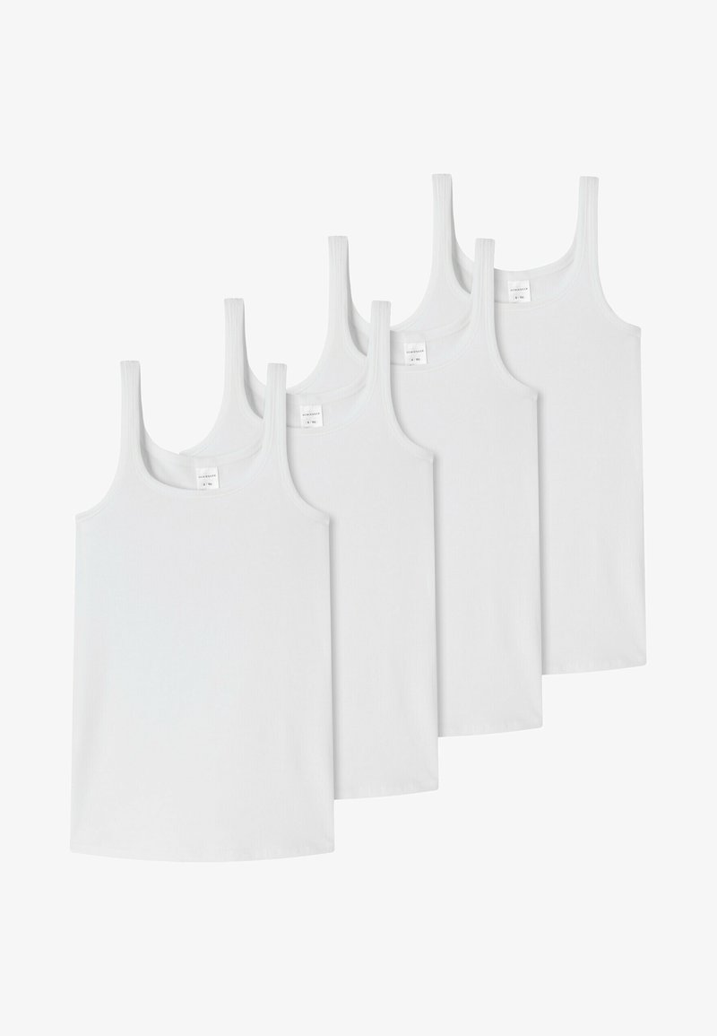 Cinque canotte di cotone bianche con spalline larghe, colli arrotondati e una superficie liscia. Ognuna ha un piccolo etichetta vicino al collo.