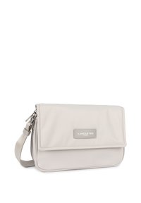 Borsa sintetica grigia chiara con chiusura a patta, tracolla regolabile, tasca con zipper e piastrina con logo; superficie liscia e forma rettangolare.
