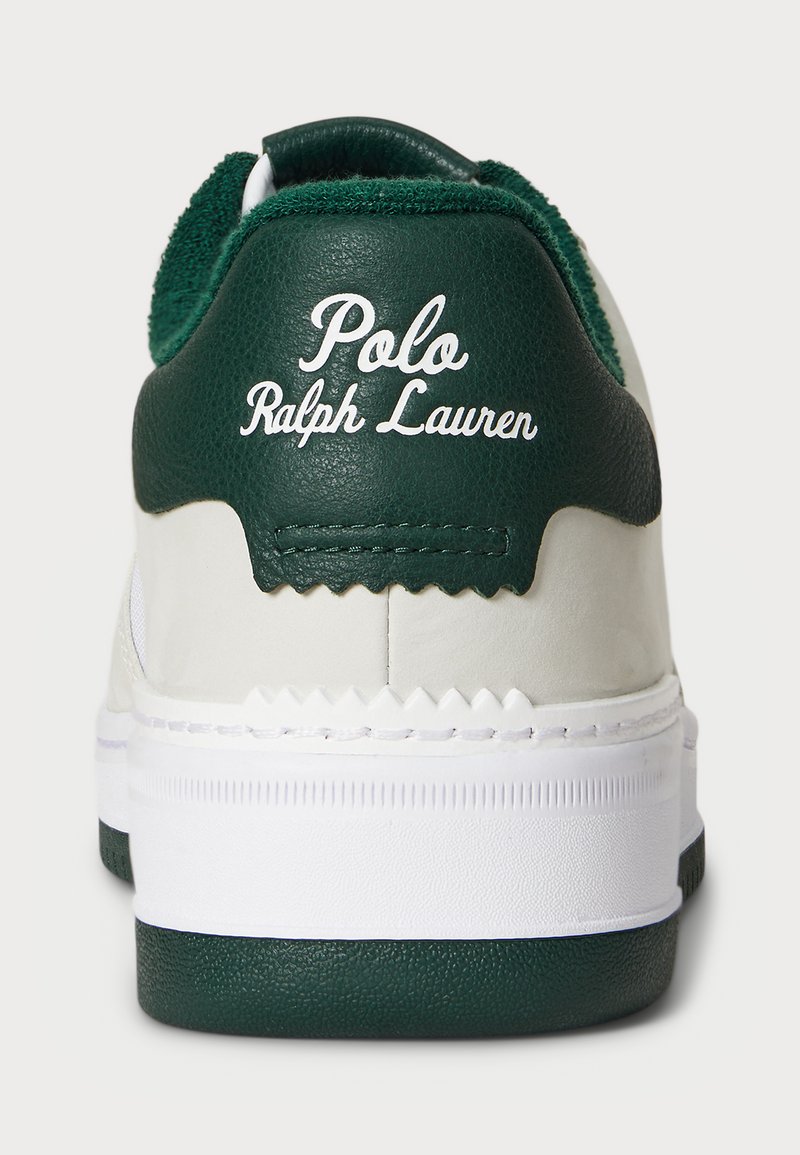 Sneaker in pelle bianca con accenti verdi, dotato di un retro testurizzato con logo ricamato "Polo Ralph Lauren" e una suola intermedia bianca a contrasto.