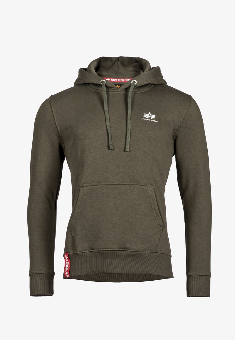 Felpa verde oliva realizzata in tessuto morbido, con tasca a marsupio, cappuccio con cordino, polsini a coste e un logo bianco sul petto.