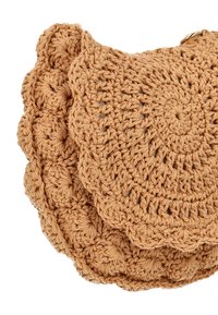 Horgolt kézitáska világosbarna árnyalatban, kör alakú kialakítással, hullámos szélű és texturált részletekkel. Puha, szőtt anyagból készült.