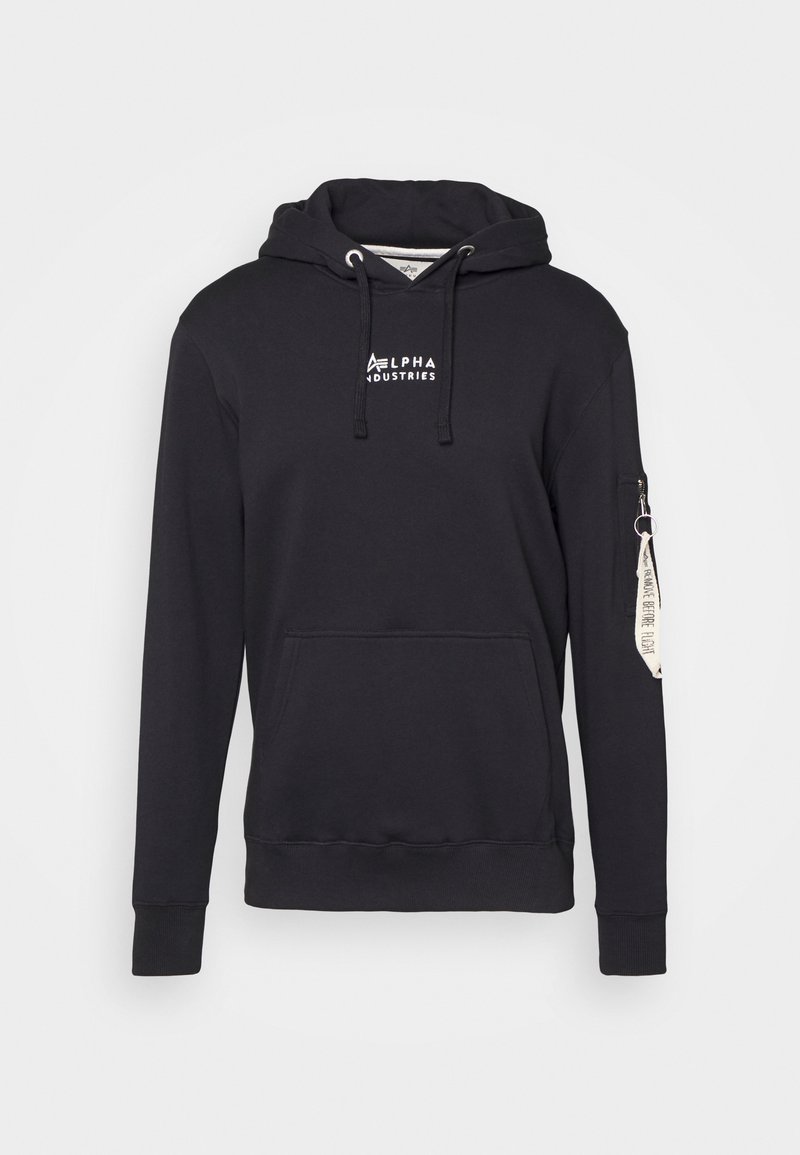 Schwarzer Hoodie aus weichem Baumwollstoff, mit einer Front-Kängurutasche, verstellbarem Kapuzenzug und einer seitlichen Reißverschlusstasche mit angehängtem Etikett.