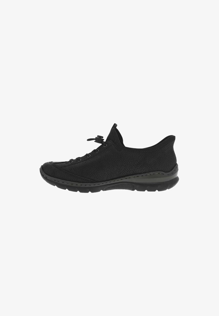 Baskets de sport noires avec une tige en cuir texturé, un bout arrondi, un design minimaliste et une semelle en caoutchouc flexible.