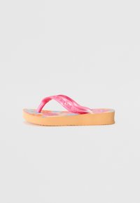 Rozā flip-flops ar teksturētu siksniņu, ar krāsainu, rakstainu zolīti un gaiši oranžu zoli. Sānu skats parāda dizaina detaļas.