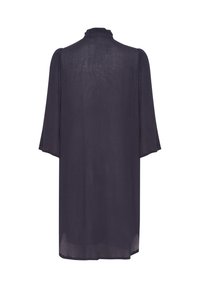 Robe longue fluide bleu marine à manches longues avec un col haut, en tissu translucide, et silhouette ample. Mi-longue avec des plis subtils aux coutures des épaules.