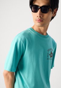Scotch & Soda REGULAR FIT FRONT BACK - Print T-shirt - agate green