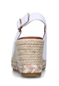 Sandalo wedge bianco con tacco in juta intrecciata, dotato di una sottile cintura alla caviglia e una fibbia dorata, superficie testurizzata con una base liscia.
