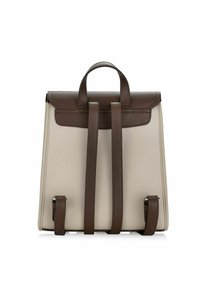 Beżowy skórzany plecak z brązowymi akcentami, z górnym uchwytem, dwoma regulowanymi paskami oraz usztywnionym prostokątnym kształtem.