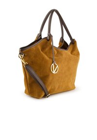 Wildleder-Handtasche in Senfgelb mit braunen Lederakzenten und zwei Henkeln. Enthält einen goldenen Logo-Anhänger und einen abnehmbaren Umhängegurt.