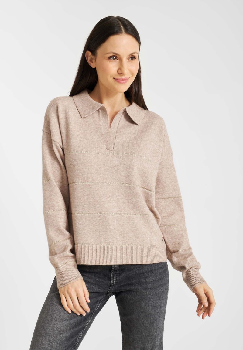 Lichtbeige gebreide pullover met een kraaghalslijn, ribgebreide manchetten en zoom, met subtiele horizontale strepen en een zachte textuur.