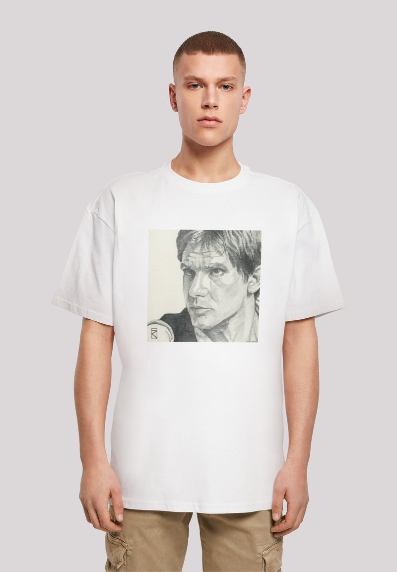 Hvid oversized t-shirt med et sort og gråt portrætprint på forsiden, med korte ærmer og rund halsudskæring.