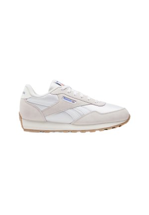 Witte en beige Reebok sneaker met vetersluiting en gumzool, zijaanzicht op een effen witte achtergrond.