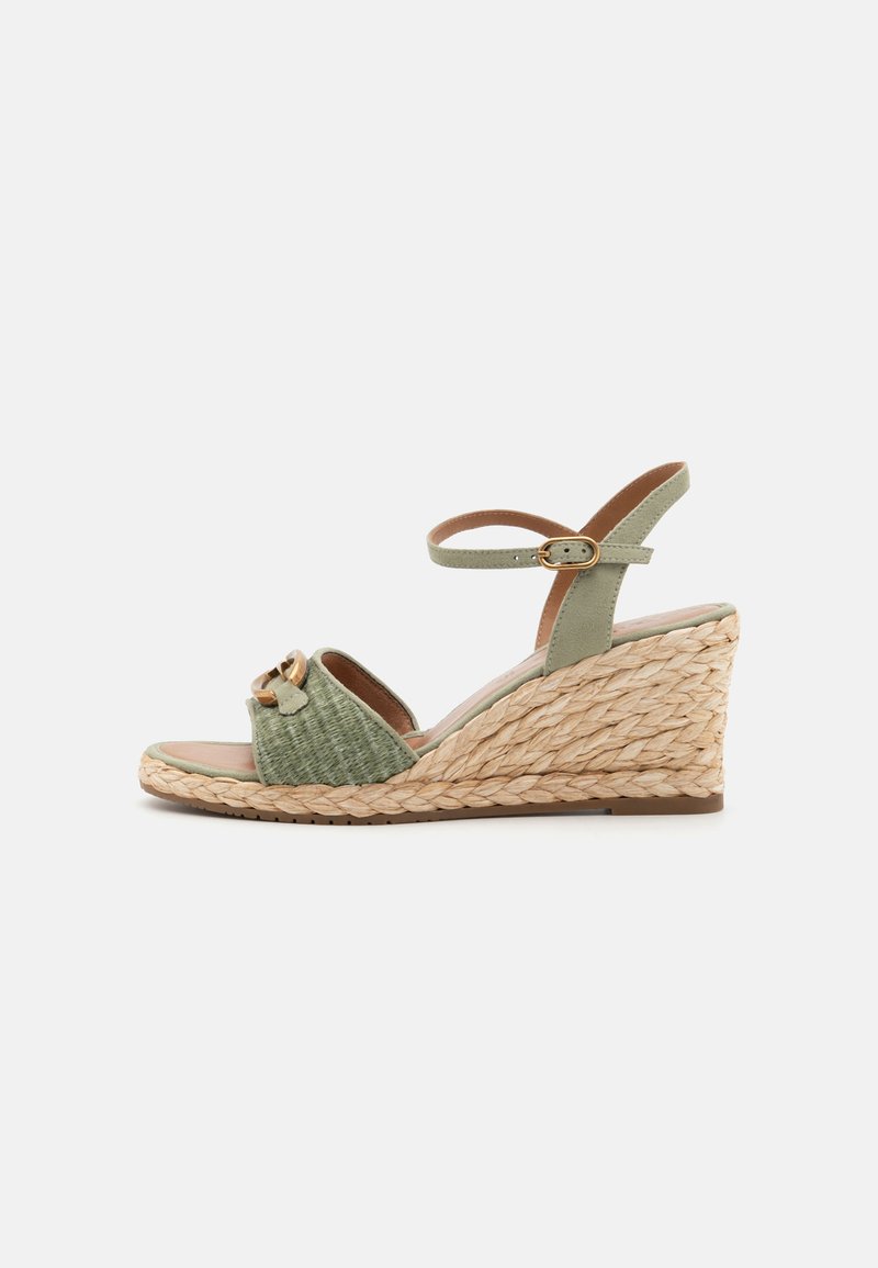 Zelené espadrilky na platformě s vázáním, otevřenou špičkou, nártní strapem a dekorativním mašlí na svršku.