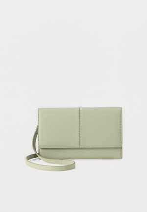 Pochette rectangulaire en cuir vert clair avec un rabat avant et une longue lanière fine enroulée devant, sur un fond blanc uni.