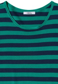 Chemise rayée horizontale vert et bleu foncé avec un col arrondi et une étiquette indiquant "CECIL" à l'arrière à l'intérieur du col.