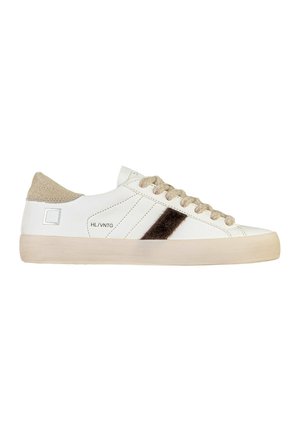 Witte lage sneaker met beige veters, suède hiel, een zwarte streep en "HL/VNTG" tekst aan de zijkant.
