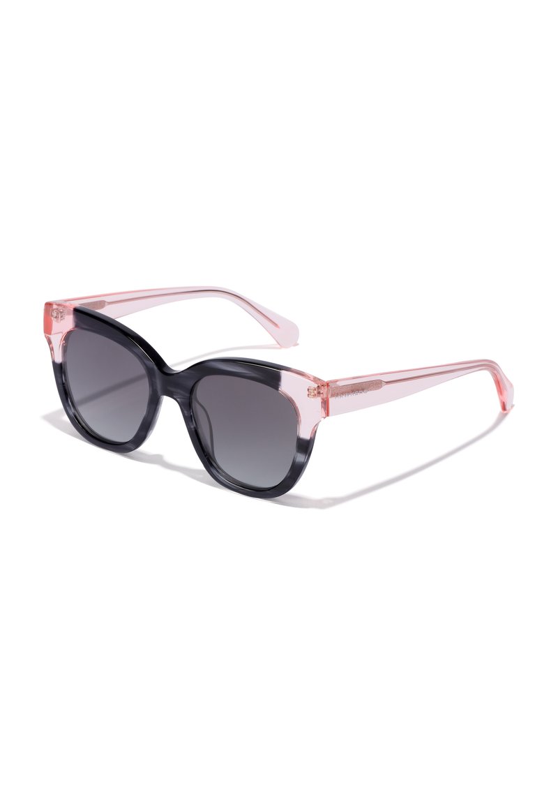 Ochelari de soare tip cat-eye cu un cadru transparent roz și lentile gri închise. Au un finisaj lucios și brațe elegante, unghiulare.