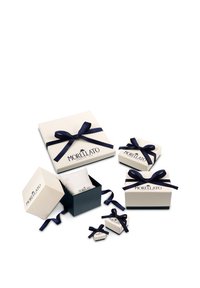 Scatole regalo Morellato di diverse dimensioni, in crema e blu navy, decorate con nastri in raso blu navy, che mostrano un design semplice ed elegante.