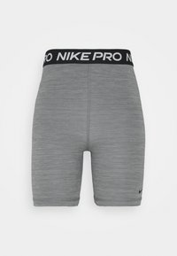Nike Pro grijze sportshorts met een zwarte elastische tailleband waarop "NIKE PRO" staat. Gemaakt van een gladde, gestructureerde stof met een getailleerd ontwerp.