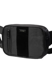 Borsa a tracolla rettangolare nera realizzata in tessuto resistente, con una tasca anteriore con zip, una striscia di velluto a contrasto e un piccolo logo.