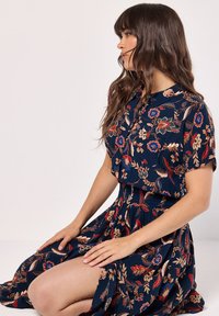 Apricot SARASA FLORAL  - Skjortklänning - navy