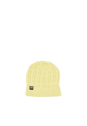 Gorro de punto trenzado de color amarillo pálido, con un ancho dobladillo acanalado y una pequeña etiqueta negra con el logotipo de Leone, sobre un fondo blanco.