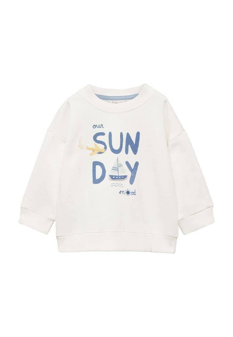 Witte sweatshirt met een ontspannen pasvorm, ronde halslijn en grafische print met blauwe tekst "onze ZONDAG", een boot en een visillustratie.