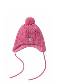 Cappello lavorato a maglia di colore rosa con un design testurizzato, rifinito con un pon-pon. Presenta delle alette per le orecchie e lacci per una vestibilità sicura, con una morbida fodera interna.