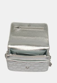 Borsa a tracolla metallica argento con motivo trapuntato, scomparti con zip e chiusura a scatto. L'interno presenta un rivestimento azzurro chiaro.