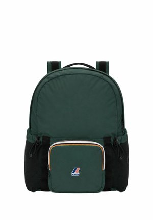 Zaino verde scuro con tasca frontale con zip che presenta il logo K-Way, tasche laterali in rete nere e spallacci neri su sfondo bianco.