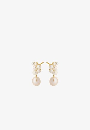 Boucles d'oreilles clous en or comprenant des grappes de petites perles au-dessus d'une seule perle plus grande suspendue à chaque boucle.