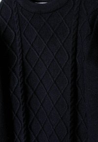 Maglione blu scuro con un motivo a diamante testurizzato; presenta un colletto a girocollo a coste e un morbido tessuto lavorato a maglia.
