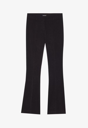 Pantaloni neri a palazzo realizzati in tessuto texturizzato con fronte piatto, passanti per cintura e linee pulite. Presentano una silhouette sartoriale.