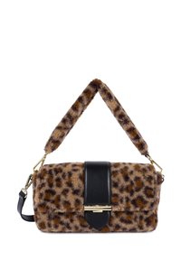 Sac en fausse fourrure avec un motif léopard marron et noir, doté d'une bandoulière en cuir noir et d'accents en métal doré.