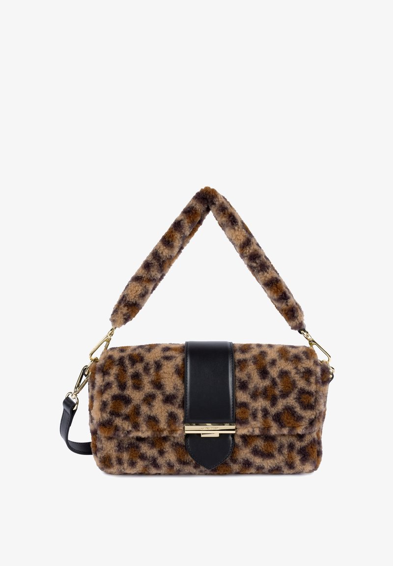 Handtasche aus Kunstfell mit einem Leopardenmuster in Braun und Schwarz, ausgestattet mit einem schwarzen Lederriemen und goldenen Hardware-Akzenten.