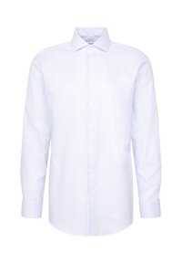 Chemise habillée pour homme à manches longues avec rayures verticales bleu clair, fermeture à boutons, col classique et boutons aux poignets sur fond blanc.