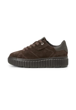 Ciemnobrązowy zamszowy sneaker z grubą, żeberkowaną podeszwą, sznurowaniem z przodu i wyściełanym kołnierzem na pięcie na jednolitym białym tle.
