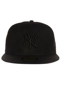 Gorra snapback negra con un logotipo bordado de los New York Yankees en un diseño tonal, visera plana y forma estructurada.