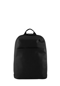 Zaino nero realizzato in materiale liscio e durevole. Presenta una maniglia superiore, una tasca frontale e una forma rettangolare elegante e minimalista.