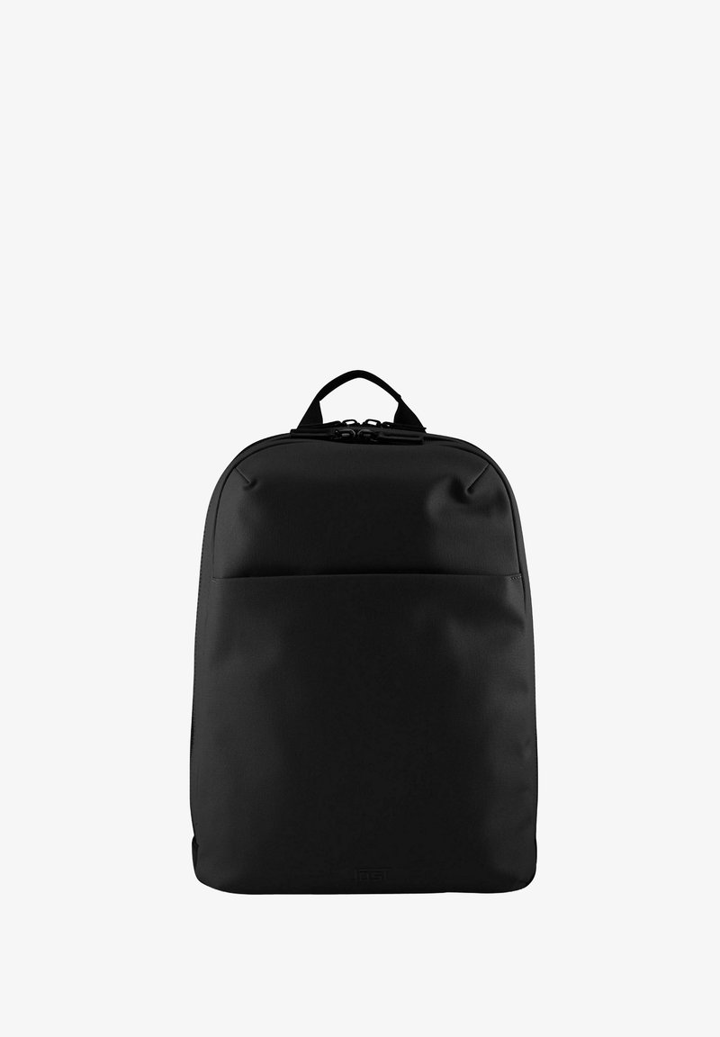 Zaino nero realizzato in materiale liscio e durevole. Presenta una maniglia superiore, una tasca frontale e una forma rettangolare elegante e minimalista.