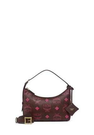 Sac bandoulière MCM en cuir marron avec motif logo rose, fermeture éclair dorée, sangle détachable et petite pochette attachée sur fond blanc.
