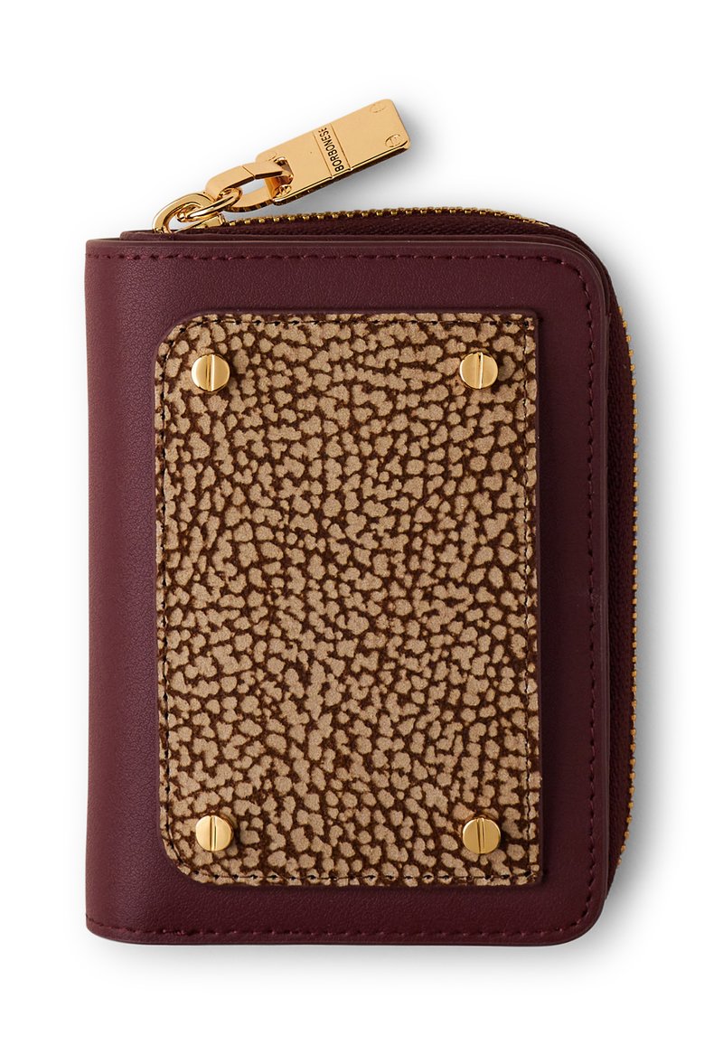Kompakte burgunderfarbene Lederbrieftasche mit strukturiertem, tanfarbenem Patch, gesichert durch vier goldene Schrauben und einem goldenen Reißverschlusszug mit eingraviertem Markennamen.